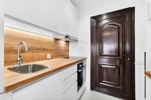 Fridge, microwave, stovetop, coffee/tea maker