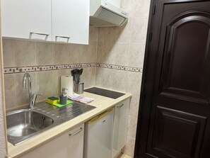 Réfrigérateur, micro-ondes, plaque de cuisson, cafetière/bouilloire