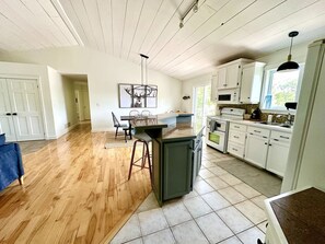 Réfrigérateur, un four, surface de cuisson, lave-vaisselle