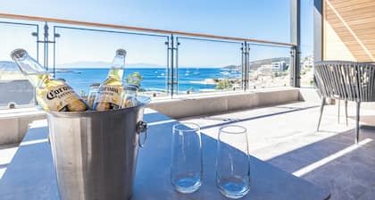 1-Bedroom Seafront Flat with Hotel Amenities