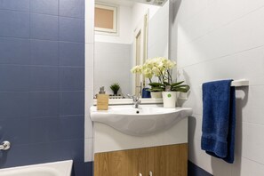 Een haardroger, een bidet, handdoeken, zeep