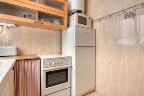 Frigorífico, microondas, horno y cafetera o tetera