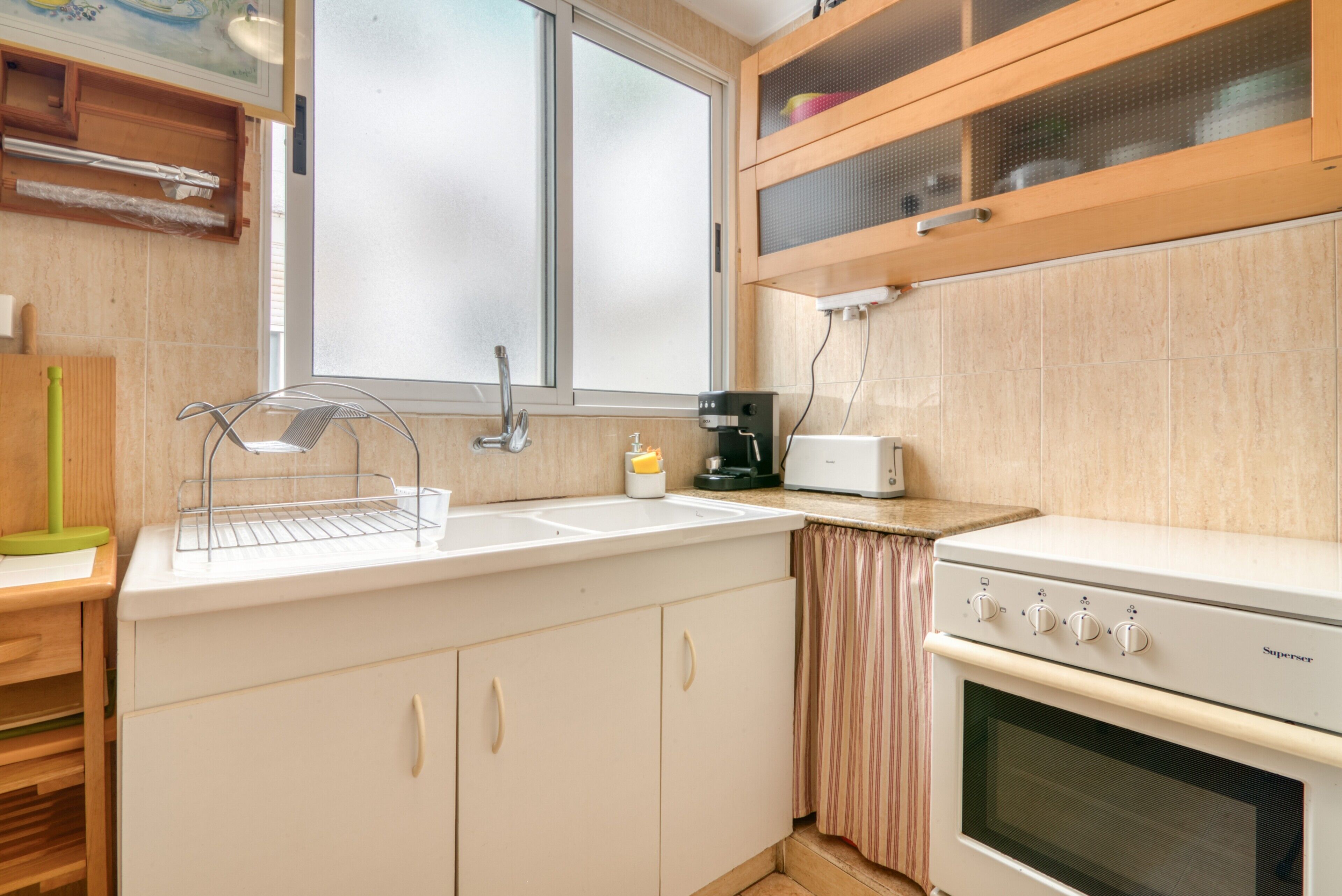 Fridge, microwave, oven, coffee/tea maker