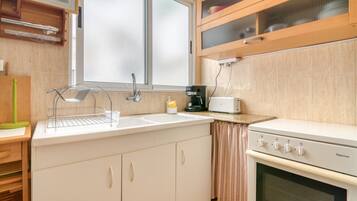 Fridge, microwave, oven, coffee/tea maker