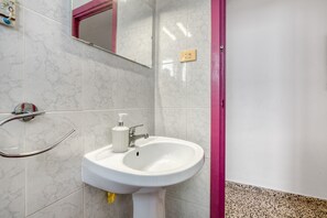 Dusj, hårføner og håndklær