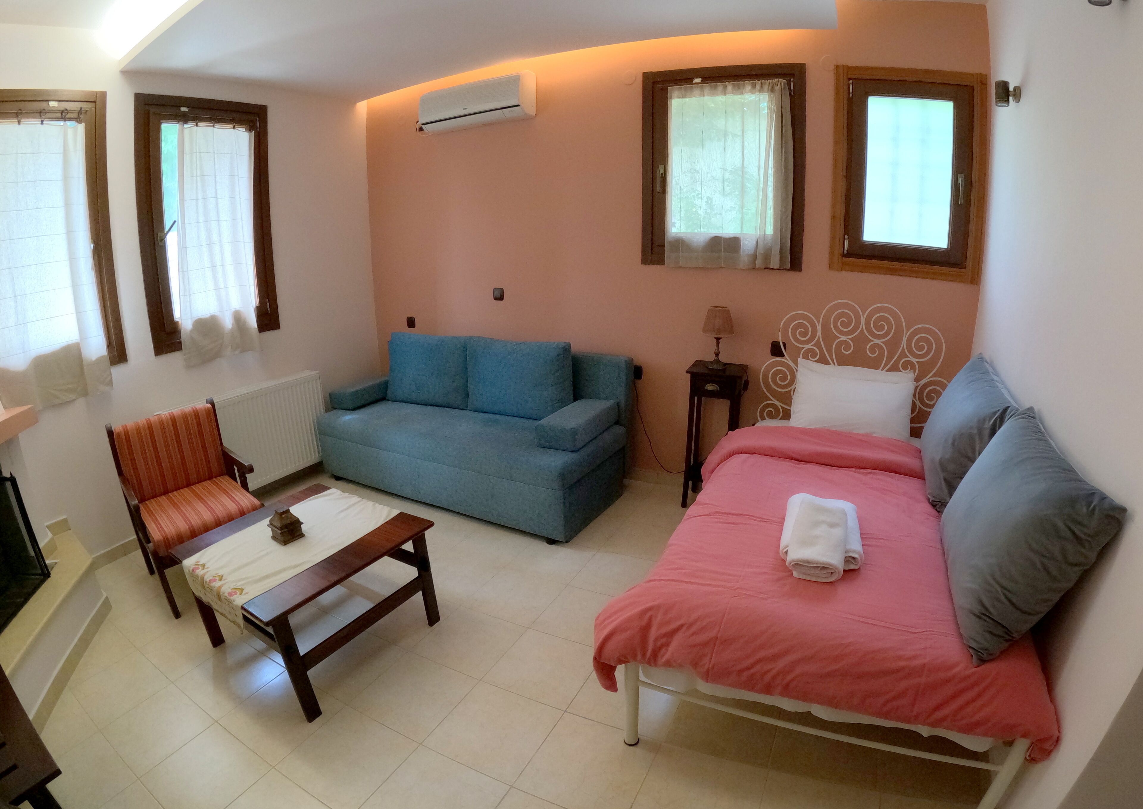 Televisión y chimenea 