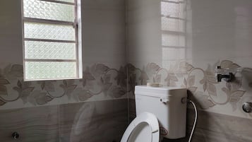 Quarto casal ou duplo | Banheiro | Produtos de toalete grátis, chinelos, toalhas de banho, sabonete