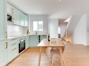 Kylskåp, mikrovågsugn, diskmaskin och kaffe- och tebryggare