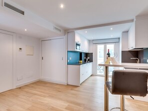 Fridge, microwave, dishwasher, coffee/tea maker