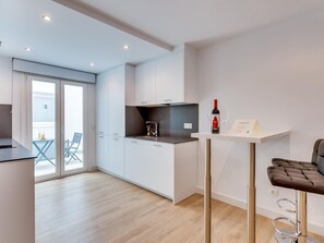 Frigorífico, microondas, lavavajillas y cafetera o tetera