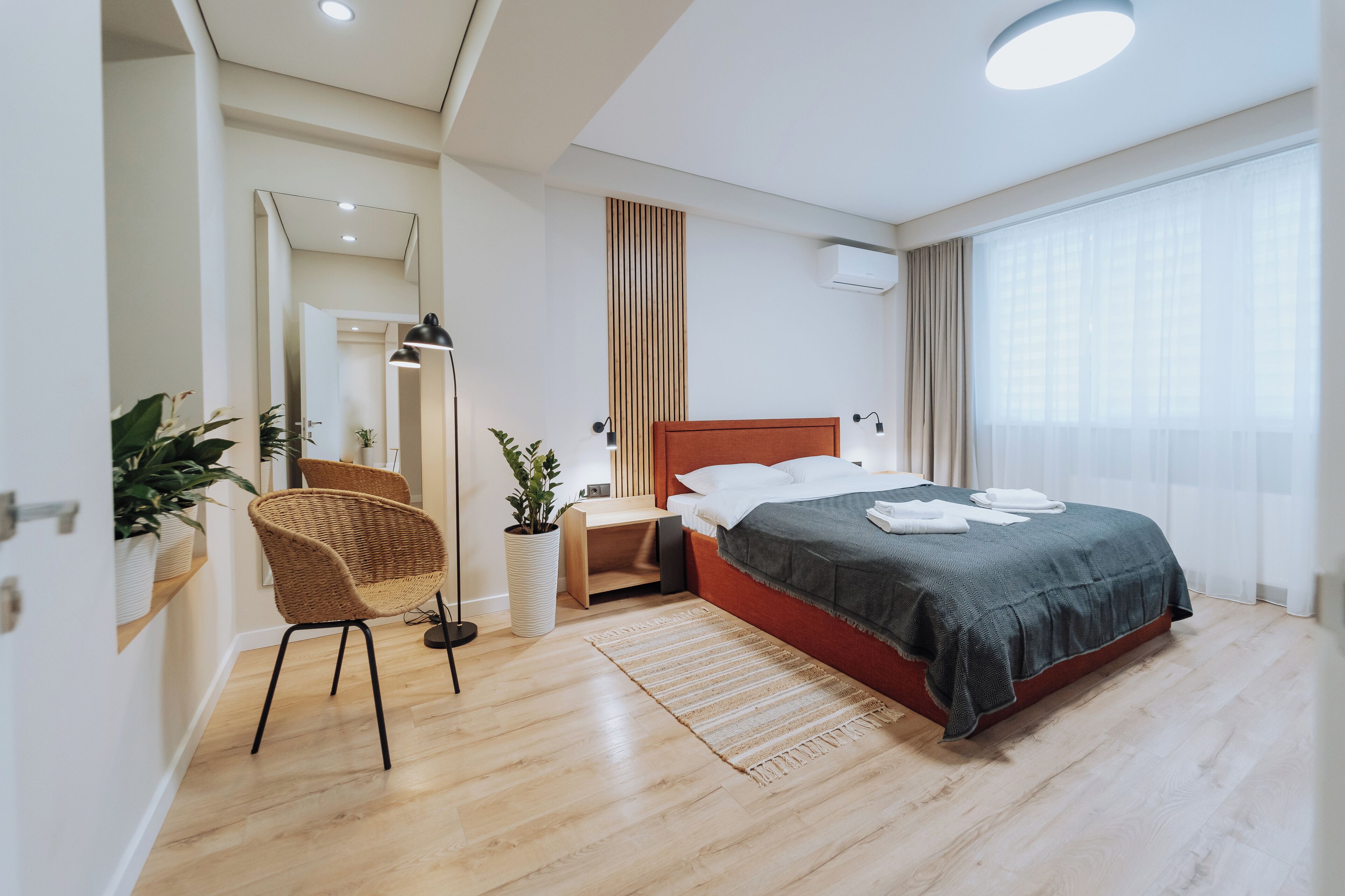 2 makuuhuonetta, työpöytä, silitysrauta/-lauta, vauvan matkasänky