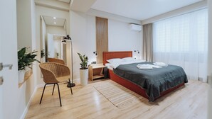 2 soverom, skrivebord, strykejern/-brett og reiseseng for barn