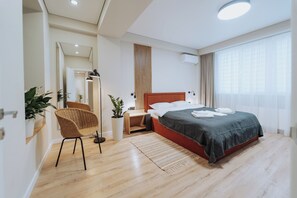 2 quartos, escrivaninha, ferros/tábuas de passar roupa, berço de viagem