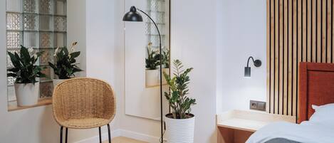 2 sovrum, skrivbord, strykjärn/strykbräda och resesäng