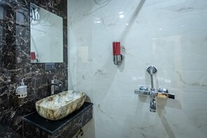 Free toiletries, towels, toilet paper - The Satnam Inn (Varanasi)