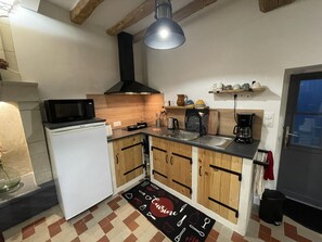 Kühlschrank, Mikrowelle, Wasserkocher mit Kaffee-/Teezubehör, Toaster