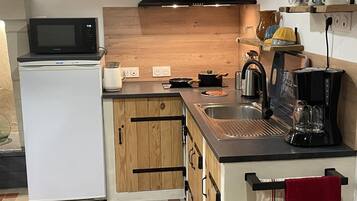 Réfrigérateur, micro-ondes, cafetiÚre/bouilloire, grille-pain