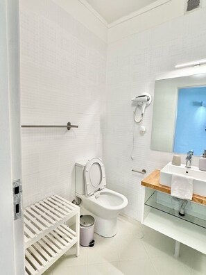 Dusche, Haartrockner, Handtücher