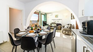 Un appartement moderne comprenant un coin repas, une cuisine et un espace de vie.