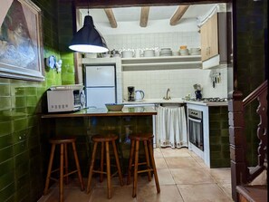 Kühlschrank, Mikrowelle, Ofen, Wasserkocher mit Kaffee-/Teezubehör