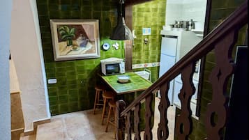 Refrigerador, microondas, horno, cafetera/tetera