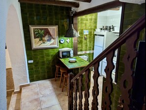 Køleskab, mikrobølgeovn, ovn, kaffe-/temaskine