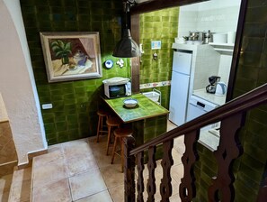 Kühlschrank, Mikrowelle, Ofen, Wasserkocher mit Kaffee-/Teezubehör