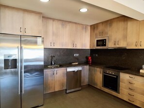 Kühlschrank, Mikrowelle, Ofen, Geschirrspüler