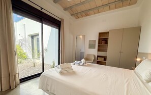 4 bedrooms, iron/ironing board, free WiFi, bed sheets