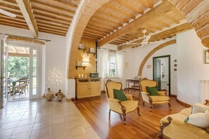 標準單棟房屋, 多間臥室 (Relaxing Family Villa Roses Shared) | 客廳 | 21 吋智能電視連有線電視頻道