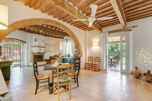 21-inch Smart TV with cable channels - Relaxing Family Podere Delle Rose Pool & Garden (Civitella Paganico)