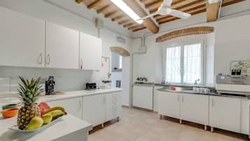 Rumah Standar, beberapa kamar (Relaxing Family Villa Roses Private) | Dapur pribadi | Lemari es, oven, kompor, dan mesin pencuci piring