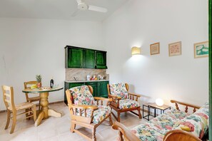 Maison Standard, 3 chambres, terrasse (Relaxing Family Villa Roses Shared) | Aire de séjour | Téléviseur connecté, table de ping-pong