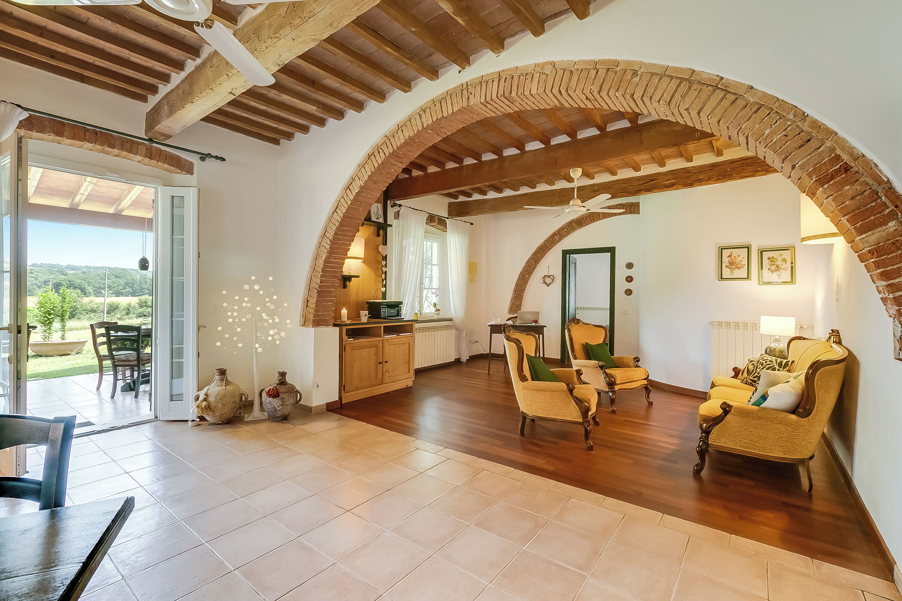Standard House, 5 Bedrooms, Balcony (Relaxing Family Villa Roses Shared) | Living area | Smart TV, ping pong