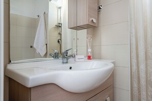 Family Apartment, Multiple Bedrooms (Giosue' Apartment Near Bari) | Bilik Mandi | Pancuran mandi, pengering rambut, bidet, tuala disediakan 