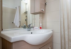 Appartement Familial, 1 chambre (Giosue' Apartment Near Bari) | Salle de bain | Douche, sèche-cheveux, bidet, serviettes fournies