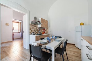 Frigorífico, horno, placa de cocina y cafetera o tetera