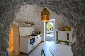 Kühlschrank, Herdplatte, Wasserkocher mit Kaffee-/Teezubehör