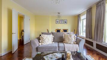 City appartement, 2 slaapkamers, niet-roken | Woonruimte | Een 40-inch smart-tv met satellietzenders