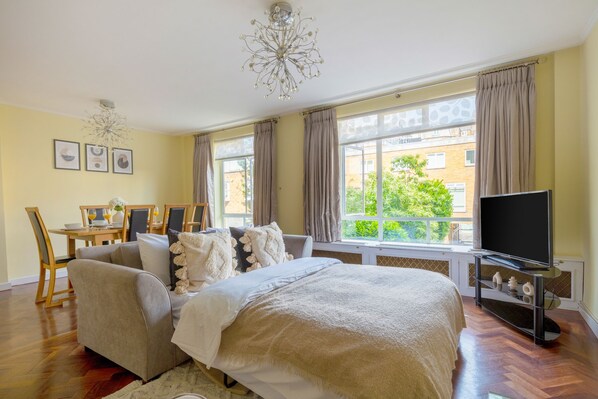 City Apartment, 2 Bedrooms, Non Smoking | Living area | 40-inch Smart TV with satellite channels