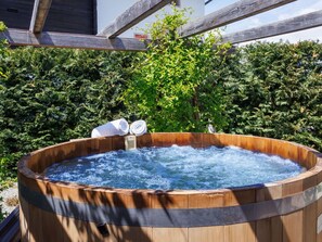 Outdoor spa tub - Beautiful apartment in villa for 15 guests with hot tub, WIFI and terrace (Vercorin)
