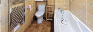 Ein Badezimmer mit Toilette, Dusche und Handtuchhalter.