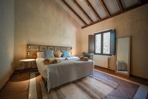 7 bedrooms, iron/ironing board, WiFi, bed sheets