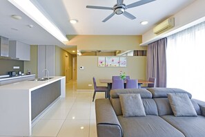 Suite, 2 kamar tidur, pemandangan kolam renang | Seprai premium, Wi-Fi gratis, dan seprai linen