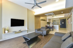 Suite, 3 chambres, vue piscine | Literie de qualité supérieure, Wi-Fi gratuit, draps fournis