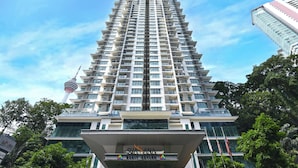 Un edificio alto con varios pisos, ventanas grandes y balcones.