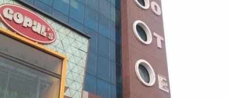 A building with a sign for "Royal Sereno" and "Copa's" on the facade.
