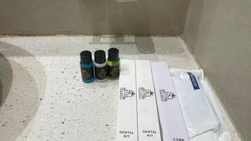 Khăn tắm, xà phòng, dầu gội