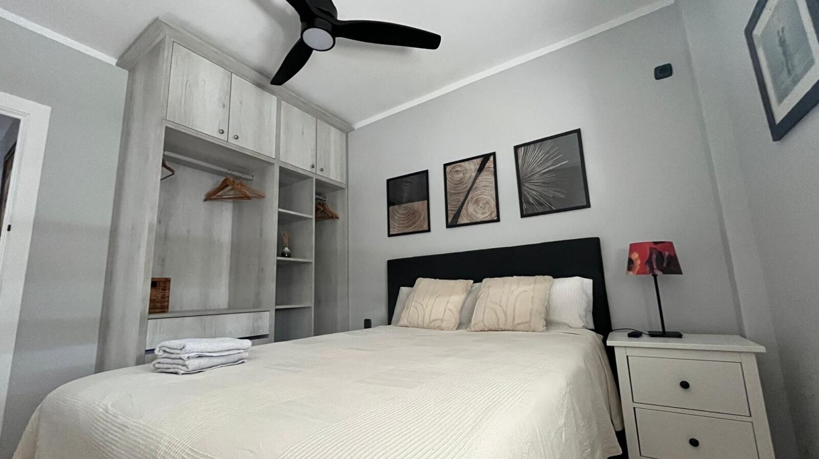 2 dormitorios, tabla de planchar con plancha, wifi gratis y ropa de cama