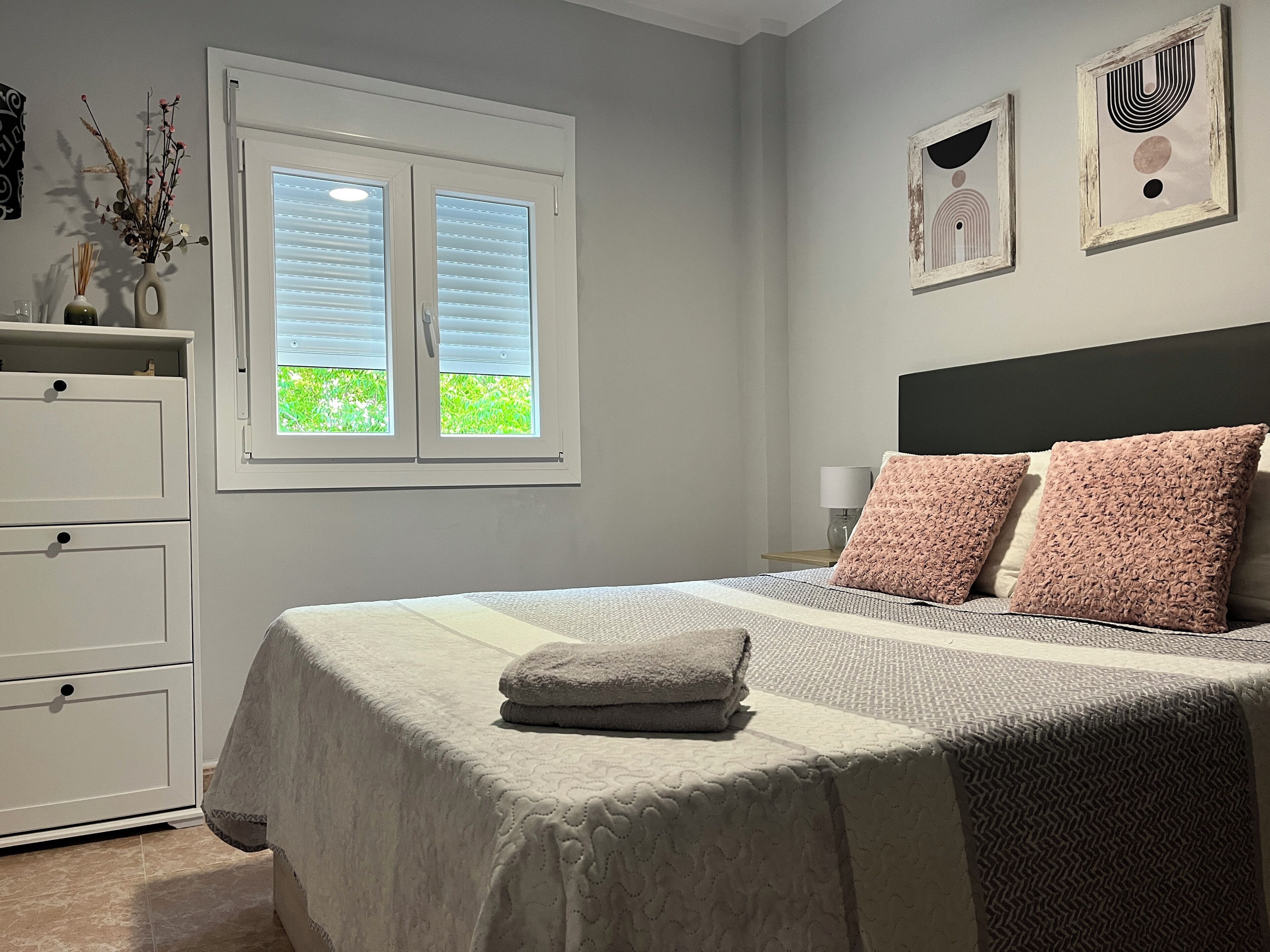 2 slaapkamers, een strijkplank/strijkijzer, gratis wifi, beddengoed